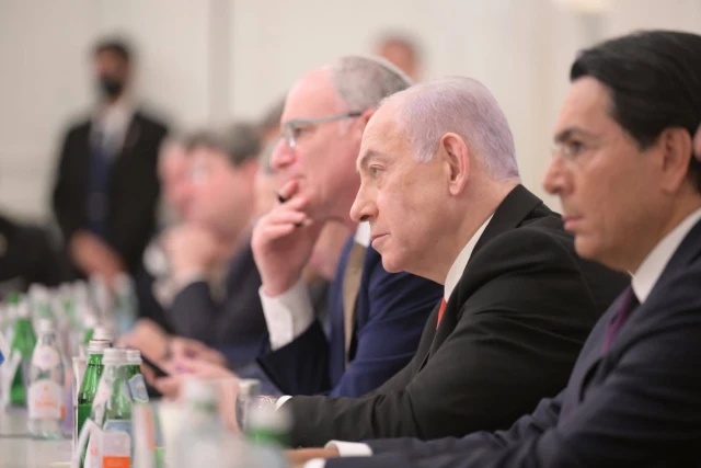 Benjamin Netanyahu seated at a conference table with advisors, Mar-a-Lago meeting, December 2025